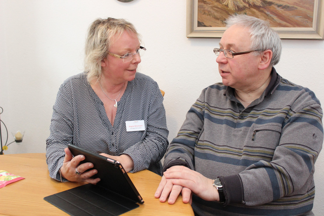 Angela Winzmann mit ihrem Patienten Matthias Gockeln.