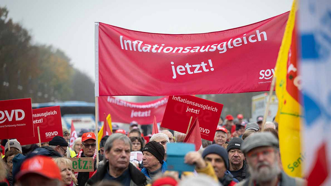 Großes Transparent mit der Aufschrift "Inflationsausgleich jetzt" bei einer Demonstration. 