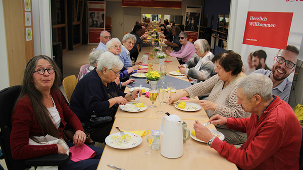 Menschen essen am Tisch