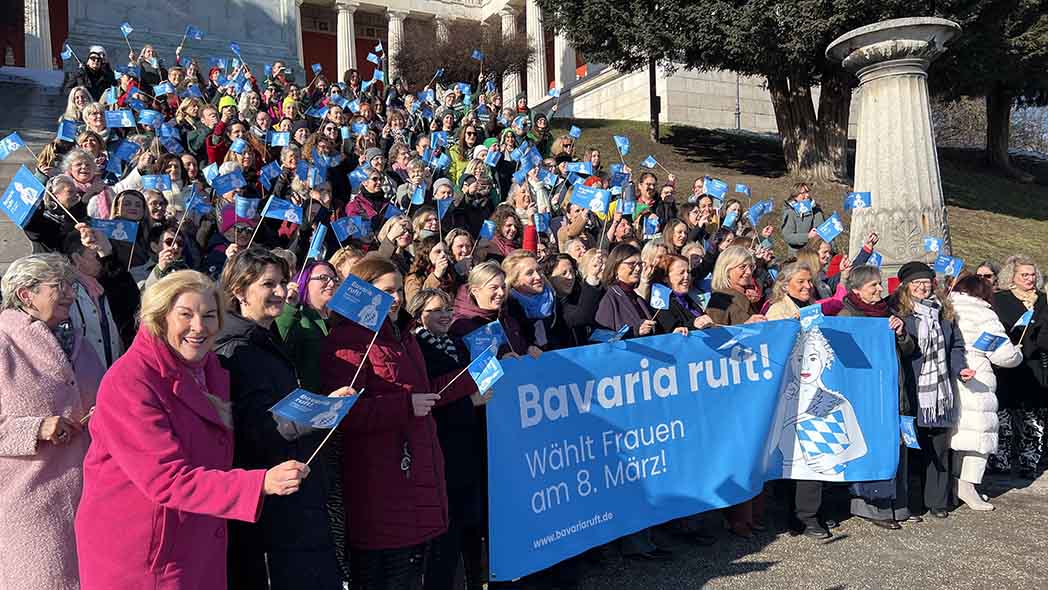 Auf der Theresienwiese mit dabei: Meta Günther (li. im pinken Mantel)