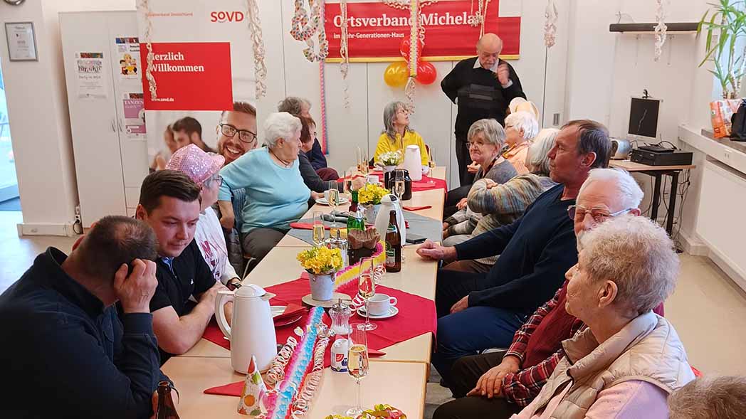 Menschen sitzen am geschmückten Tisch