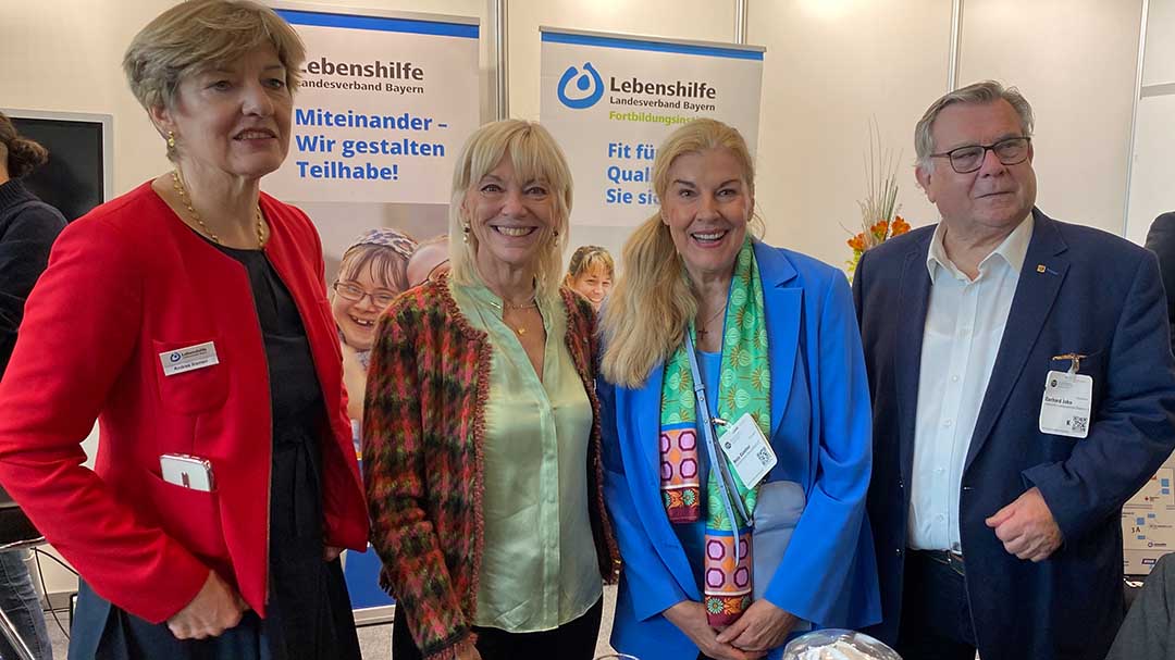 Am Stand der Lebenshilfe (v. li.): Andrea Siemen, Carolina Trautner, Meta Günther (SoVD) und Gerhard John.