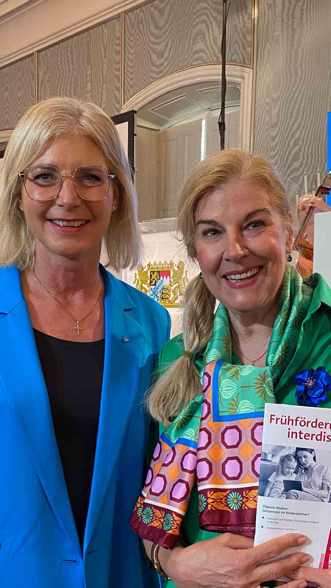 Staatsministerin Ulrike Scharf mit Meta Günther