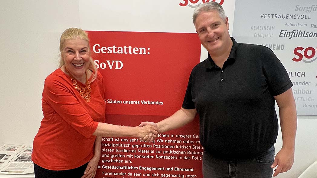 Landesvorsitzende Meta Günther (li.) mit Daniel Büter, Politischer Referent des Landesverbandes der Gehörlosen in Bayern.