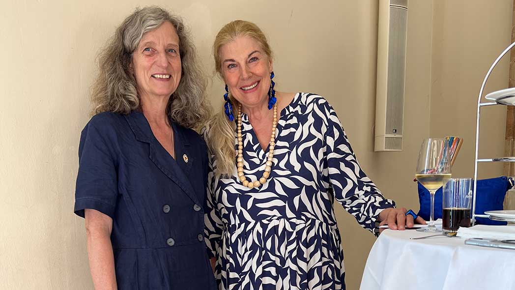 Meta Günther steht neben Bettina Spahn