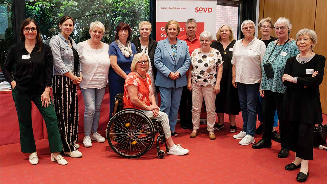 Gruppenbild mit mehreren Frauen. 